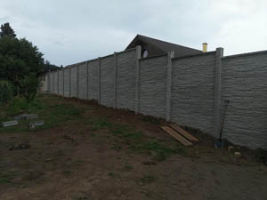 Ukázka realizace od firmy Ploty-Boček - Betonový plot šedý, výška 2,5m